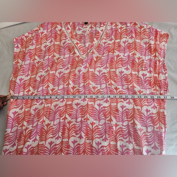 Tahari Coverup Tunic Top.
Pink/White
Size XXL - Picture 12 of 12